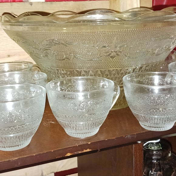 Vintage KIG Malaysia Fluer-de-leis punch bowl set with 13 hooks, 12 cups - Picture 4 of 9